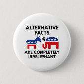代替事実 缶バッジ (正面)