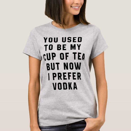 以前はお茶を飲んでいたがウォッカの方が好き Tシャツ (正面)