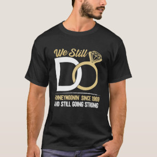 ~以結婚来まだ新婚旅行を続けている Tシャツ