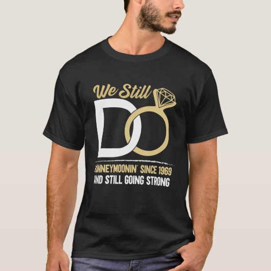 ~以結婚来まだ新婚旅行を続けている Tシャツ (正面)