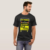 仮想現実が進行中VrゲームのミッションQue Tシャツ (正面フル)