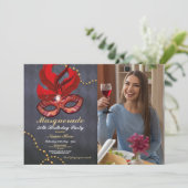 仮装バースデーパーティー金ゴールド赤いマスクフォト 招待状 (スタンド正面)