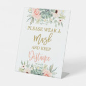 仮面を衣服して 台座サイン (正面)