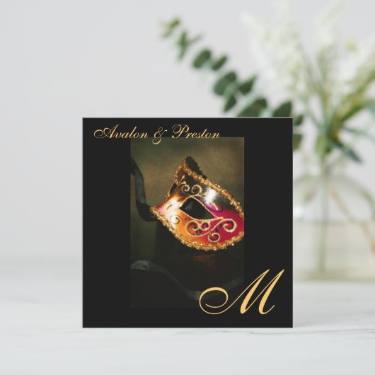 仮面舞踏会のマスクの金ゴールドのモノグラムの結婚式招待状 招待状 (スタンド正面)