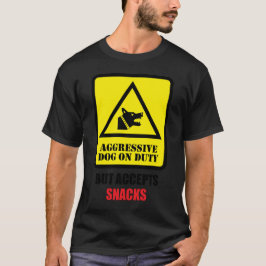 任務中の攻撃的な犬 - ただしおやつは受け付けます Tシャツ