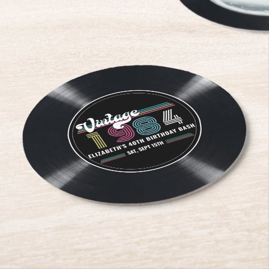 任意のパーソナライズされた年齢のヴィンテージカスタムフォト誕生日 ラウンドペーパーコースター (アングル)