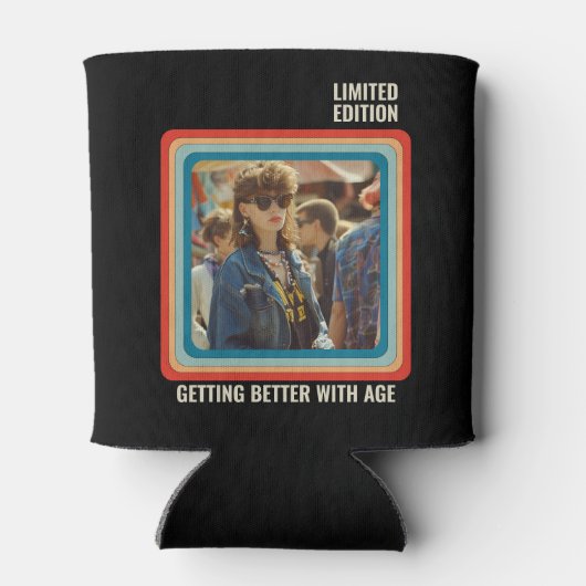 任意のパーソナライズされた年齢のヴィンテージカスタムフォト誕生日 缶クーラー (裏面)