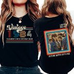 任意のパーソナライズされた年齢のヴィンテージカスタムフォト誕生日 Tシャツ<br><div class="desc">クラシックパーソナライズされたの懐かしさが満ちカスタムているAny Ageヴィンテージフォト誕生日Tシャツを紹介パーソナライズされたスタイル!このヴィンテージティーでタイムリーに戻るインスパイアと、どんなマイルストーンの誕生祝いにも最適。70歳、80歳、90歳の誕生日のバッシュでも、21歳、30歳、40歳、50歳、60歳といったマイルストーンでも、私たちのシャツはレトロな魅力の本質を捉えている。私たちのティーを本当に特別なものにするのは、そのカスタマイズオプションである。任意の年齢でパーソナライズすることができ、任意の誕生祝いに適している。あなたの大事な行事に合う年齢を選ぶだけで、私たちはあなたのためだけにデザインを調整する。誕生日の写真とユーモアのtouchを追加おもしろい，このシャツを任意のパーティーで際立った作品にする。それは完璧な会話の始まりであり、誕生日スターの個性を披露する素晴らしい方法である。上質な素材で作られたシャツは、心地よいと耐久性を醸し出す。ヴィンテージデザインはパーソナライズされた文字、名前、年と組み合わされ、誕生日クルーや分隊にとって永遠の記念の品となる。あなたは祝友達、家族、同僚と一緒に行っても、パーソナライズされたAny Ageヴィンテージフォト誕生日Tシャツは最終的なバースデーパーティーの好意である。衣服とプライドと祝スタイルで！ノスタルジア革命に参加し、私たちのシャツで永続的な思い出カスタムを作成する。今日注文して誕生祝いを開始！</div>