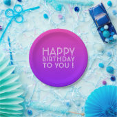 任意の名前の編集可能ハッピーバースデーピンク紫グラデーション ペーパープレート (パーティー)