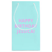 任意の名前へのカスタマイズ可能な文字ハッピーバースデー スモールペーパーバッグ (裏面)