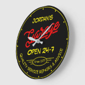 任意の名前ガレージ日付黄色赤レトロ黒 ラージ壁時計 (傾斜)