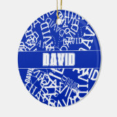 任意の名前、名前のコラージュを追加する青と白 セラミックオーナメント (左)