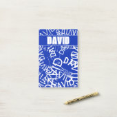 任意の名前、名前のコラージュを追加する青と白 ポストイット (デスク上)