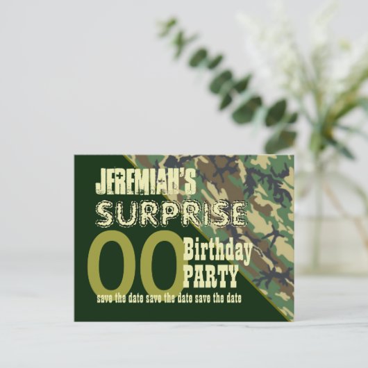 任意の年のサプライズ誕生日日付の保存迷彩柄 案内ポストカード (スタンド正面)