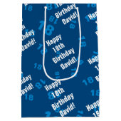 任意の年齢と名前のパーソナライズされたハッピーバースデー ミディアムペーパーバッグ (裏面)