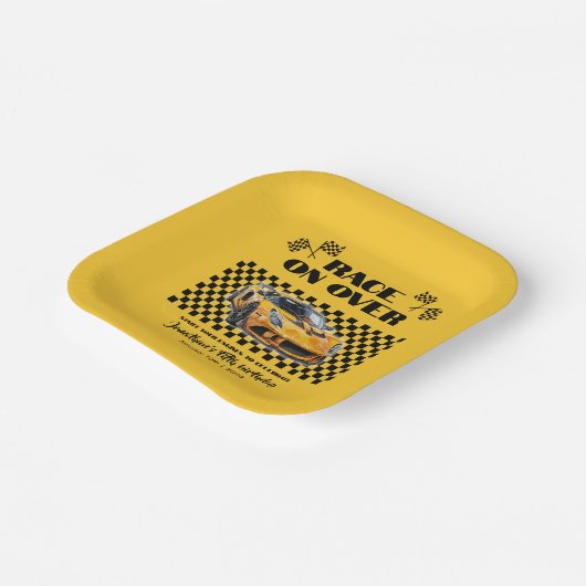 任意の年齢の上でレース誕生日イエロースポーツカー ペーパープレート (傾斜あり)