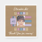 任意の年齢を追加する写真名ブラウン誕生日パーティー スタンダードランチョンナプキン (正面)