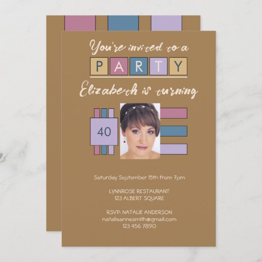 任意の年齢を追加する写真名ブラウン誕生日パーティー 招待状 (正面/裏面)
