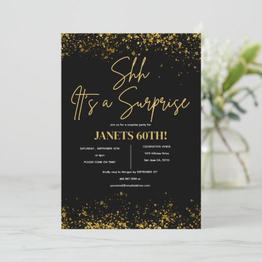 任意の年齢サプライズ誕生日ブラック金ゴールドスクリプトホワイト 招待状 (スタンド正面)