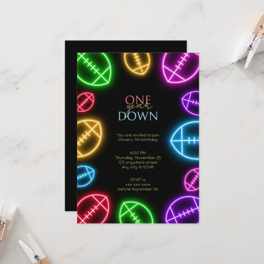 任意の年齢ネオンフットボール少年の誕生日 招待状 (正面/裏面インサイチュ)