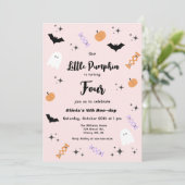 任意の年齢ピンク私たちの小さなパンプキンハロウィーン誕生日 招待状 (スタンド正面)