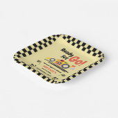 任意の年齢誕生日準備ができて行くイエローレースカー ペーパープレート (傾斜あり)