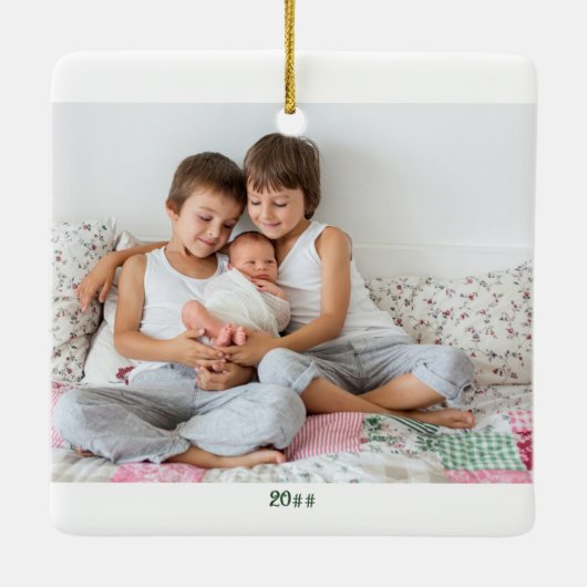 任意の数のクリスマスツリーとクリブの写真家族 セラミックオーナメント (裏面)