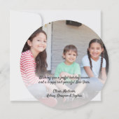 任意の文字クリスマスグリーン&ウッド2フォトラウンド シーズンカード (裏面)