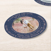 任意の文字結婚式の日付を保存するPhoto Navyとピンク ラウンドペーパーコースター (アングル)