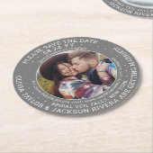 任意の文字結婚式の日付を保存フォトグレー&ホワイト ラウンドペーパーコースター (アングル)