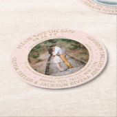 任意の文字結婚式の日付を保存フォトピンクと金ゴールド ラウンドペーパーコースター (アングル)