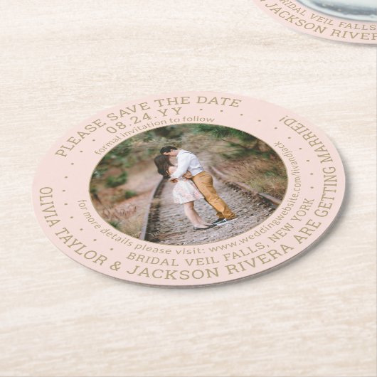 任意の文字結婚式の日付を保存フォトピンクと金ゴールド ラウンドペーパーコースター (アングル)