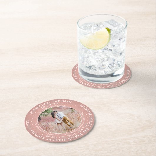 任意の文字結婚式の日付を保存フォトピンク&ホワイト ラウンドペーパーコースター (インサイチュ)