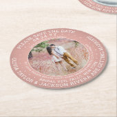 任意の文字結婚式の日付を保存フォトピンク&ホワイト ラウンドペーパーコースター (アングル)