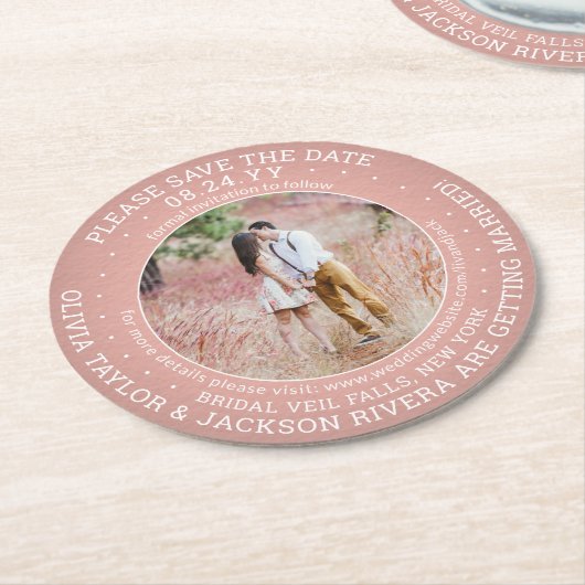 任意の文字結婚式の日付を保存フォトピンク&ホワイト ラウンドペーパーコースター (アングル)
