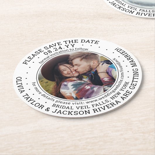 任意の文字結婚式の日付を保存フォトブラック&ホワイト ラウンドペーパーコースター (アングル)