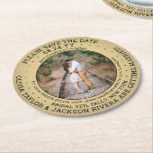 任意の文字結婚式の日付を保存フォト金ゴールド&ブラック ラウンドペーパーコースター (アングル)