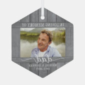 任意の文字1フォトメモリアルグレイフェイクウッド六角形 ガラスオーナメント (裏面)