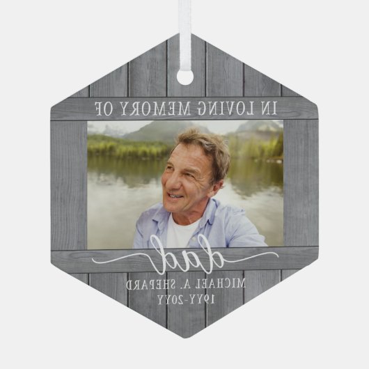 任意の文字1フォトメモリアルグレイフェイクウッド六角形 ガラスオーナメント (裏面)