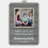 任意の文字2フォトグモダンレーウッドファミリーキープサケ シルバープレートフレームオーナメント (正面)