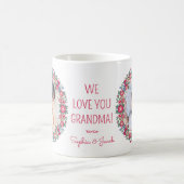 任意の文字2写真フローラリース私たちはあなたの祖母を愛する コーヒーマグカップ (中央)