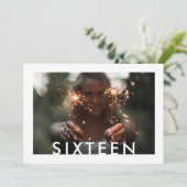 任意の文字2写真モダンミニマル16誕生日 招待状 (スタンド正面)