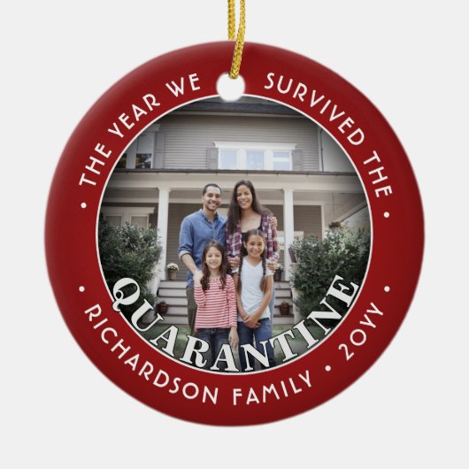 任意の文字2写真生き延びWe検疫赤おもしろい色 セラミックオーナメント (正面)