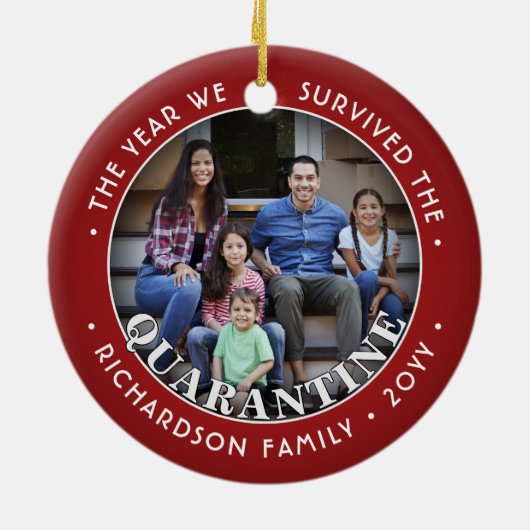 任意の文字2写真生き延びWe検疫赤おもしろい色 セラミックオーナメント (裏面)