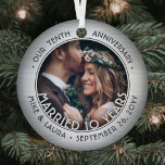 任意の文字2結婚写真10周年記念フェイク錫 メタルオーナメント<br><div class="desc">2祝枚の写真「10年結婚」ラウンドの金結婚した属がシルバークリスマスの装飾をブラッカスタムシュした喜びの10周年。このテンプレート上のすべての文字と画像シンプルは、パーソナライズする違うために前面と背面で同じまたは可能である。(IMAGE & 文字デザイン TIPS: 1)文言の位置を調整するには、最初または最後に宇宙を追加する。2)写真を正確に配置するには、Zazzleウェブサイトにアップロードする前に正方形の形にトリミングする。 デザインはブラッシュテフェイクンレス製縁ど鋼、スタイリッシュヴィンテージアート・デコスタイルタイポグラフィ、カップルの名前と日付、お好みの2つの写真を備えている。この&モダンのユニーク記念結婚品は、クリスマスの家庭の装飾にエレガントtouchを追加する。錫を模擬する色は銀色である。おめでとうございます。25周年おめでとうございます！</div>