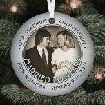 任意の文字2 Photo Platinum 70th 結婚anniversary メタルオーナメント<br><div class="desc">2祝年の写真と楽しい70周年を迎え結婚て2結婚したの写真"70年"のラウンドの金カスタム属はプラチナの装飾をブラッシング。このテンプレート上のすべての文字と画像シンプルは、パーソナライズする違うために前面と背面で同じまたは可能である。(IMAGE & 文字デザイン TIPS: 1)文言の位置を調整するには、最初または最後に宇宙を追加する。2)写真を正確に中央に配置するには、Zazzleのウェブサイトにアップロードする前に正方形の形にトリミングする。 デザインフェイクは銀縁ど、スタイリッシュヴィンテージ・アート・デコスタイルタイポグラフィ、カップルの名前と日付、および2つの写真を選択して備えている。この&モダンのユニーク記念結婚品は、クリスマスの家庭の装飾にエレガントtouchを追加する。銀は金属箔ではなく印刷色であることに注意して下さい。おめでとうございます。70周年おめでとうございます！</div>