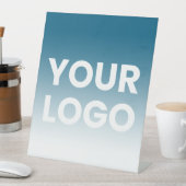 任意の色の背景 | 白いグラデーションとロゴ 台座サイン (インサイチュ)