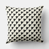 任意の色の黒とオフの白の三角形ジオメトリ クッション (裏面)