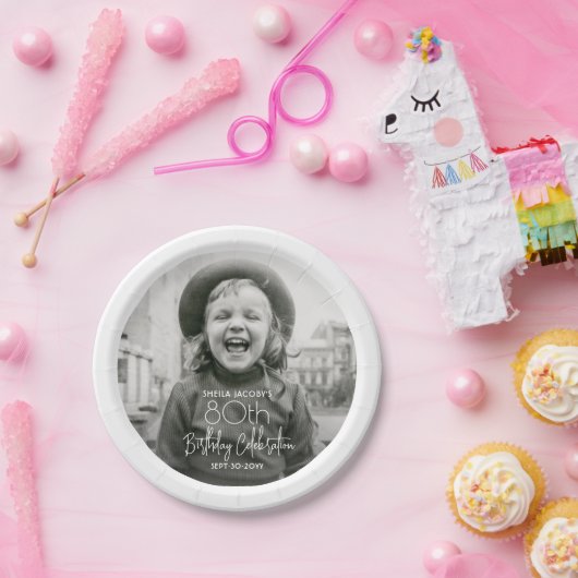 任意の誕生日シックなホワイトタイポグラフィフォトパーティー ペーパープレート (パーティー)