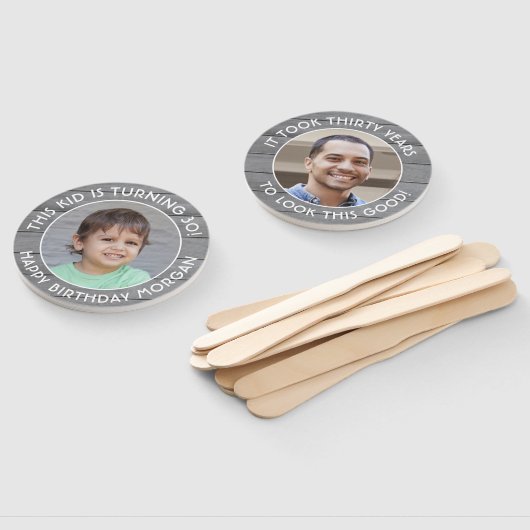 任意の誕生日2写真シンプルグレーフェイクウッドラウンド ハンドファン (組立なし)